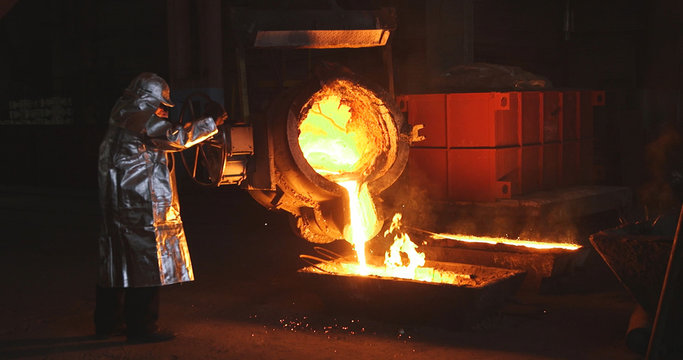 The molten metal is poured into the mold. Melting furnace for cast iron and steel and liquid metal.