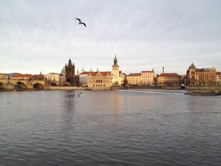 Fototapeta premium Vista otoñal del Puente de Carlos y Moldava en Praga