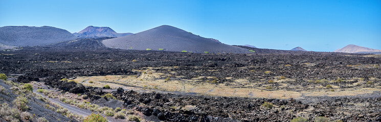 Panorama im Naturpark Los Volcanes rund um die Vulkane Caldera de La Rilla, Montana de Santa Catalina, Pico Partido, Montana del Senalo auf der spanischen Kanareninsel Lanzarote