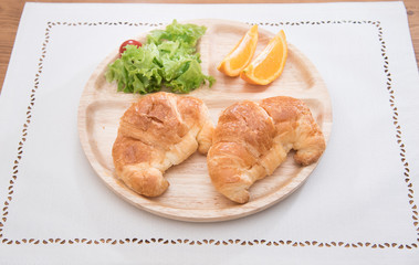 朝食のクロワッサンとサラダと果物