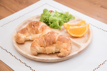 朝食のクロワッサンとサラダと果物