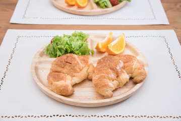 朝食のクロワッサンとサラダと果物