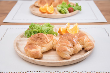 朝食のクロワッサンとサラダと果物