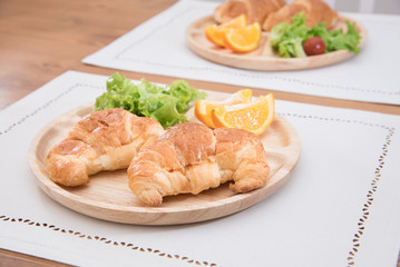 朝食のクロワッサンとサラダと果物