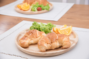 朝食のクロワッサンとサラダと果物