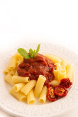 Pasta italiana con tomate y hierbabuena
