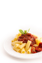 Pasta italiana con tomate y hierbabuena