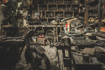 alte Motorradmechanikerwerkstatt, seit dem letzten Jahrhundert aufgegeben