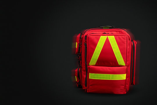 Notfallrucksack Hintergrund Schwarz in Bewegung