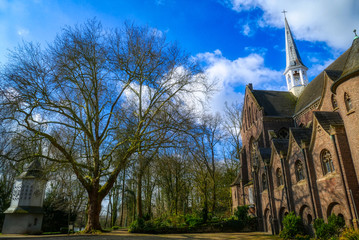 Kirche und historischer Taubenschlag an einem Schloss bei Haldern