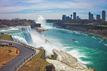 Obraz premium Niagara Falls and a ferry from the American side