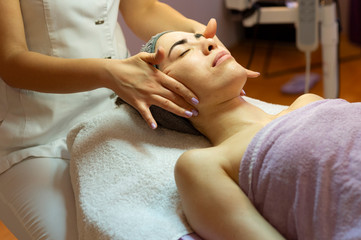 Obraz na płótnie Canvas Facial massage beauty treFacial massage beauty treatment