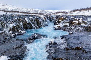 Der Bruarfoss Wasserfall im Süden von Island im Winter