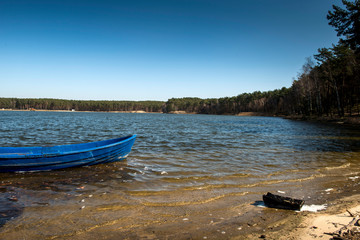 stara łódka na jeziorze w lesie