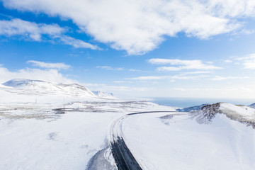 Fototapeta na wymiar Straße im Hochland von Island im Winter