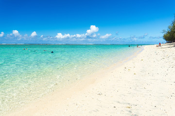 Plage des tropiques pendant les vacances à l'océan