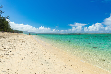 Plage des tropiques pendant les vacances à l'océan