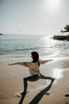 Frau die drau&szlig;en am Meer auf Mallorca Yoga praktiziert 