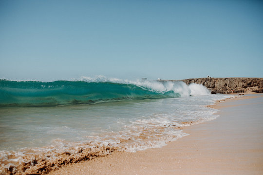 Hellblaue große Wellen am Strand mit blauem Himmel , Fuerteventura Meer