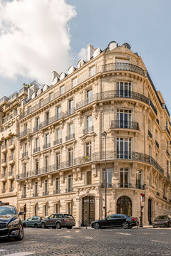 Fa&ccedil;ade d'immeuble hausmannien &agrave; Paris