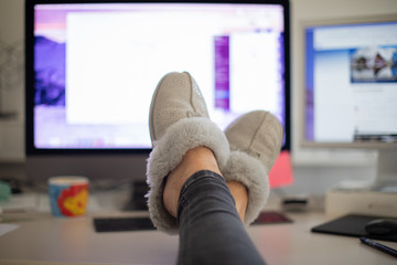 Füße auf dem Schreibtisch im Homeoffice