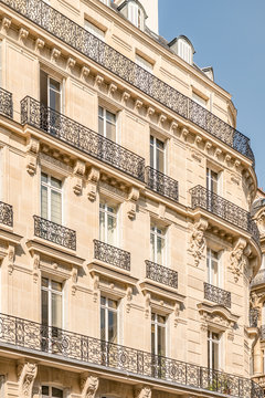 Façade d'immeuble haussmannien à Paris