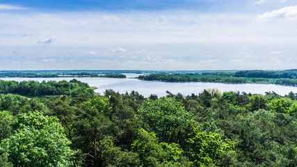 Fototapeta na wymiar Ausblick vom Aussichtsturm über Landschaft mit Wald und Krakower See