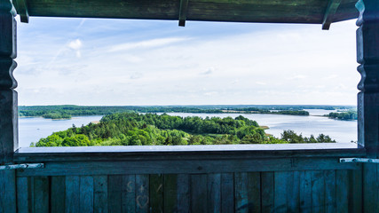 Ausblick vom Aussichtsturm über Landschaft mit Wald und Krakower See