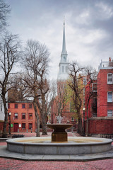 Obraz premium Fountain and Old North Church at downtown Boston