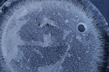 Eis mit Luftblasen, Frieren im Winter, Eisfläche in Wasserschüssel, Winter mit eisigem Wasser