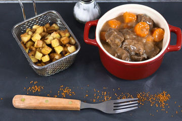 boeuf aux carottes et pommes de terre rissolées