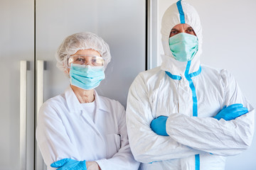 Seuchenschutz Mitarbeiter in Schutzkleidung