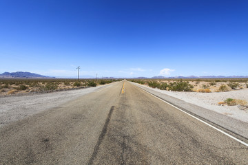 Endlose Straße in USA mit blauem Himmel
