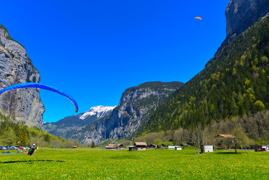Gleitschirmfliegen im Lauterbrunnental - Schweiz 