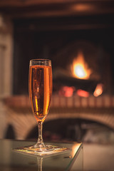 Flûte de champagne au coin du feu