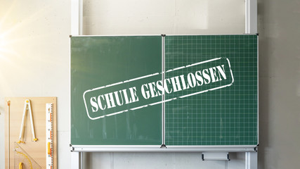 CORONAVIRUS / Schulschließung - Grüne Schultafel mit weißem 
