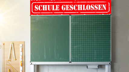 CORONAVIRUS - Leere Tafel im Klassenzimmer in der Schule und rotem 