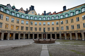 Fototapeta premium Bâtiment sous les lumières de la ville de Stockholm en Suède