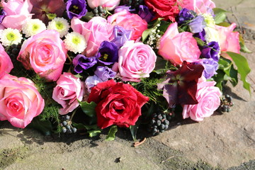 Blumen nach Beerdigung auf dem Friedhof