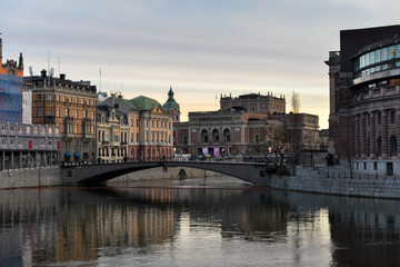Naklejka premium vue sur le parlement sous les lumières de la ville de Stockholm en Suède