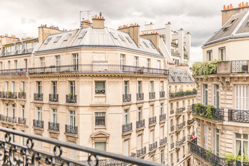 Fototapeta na wymiar Vue d'un balcon sur des immeubles parisiens