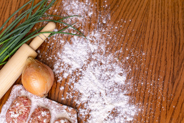 Cutlets lie on the board sprinkled with flour