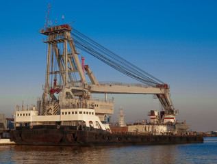 Fototapeta premium Heavy sea crane at the pier