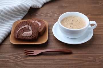 チョコレート ロールケーキとカフェラテ テーブル