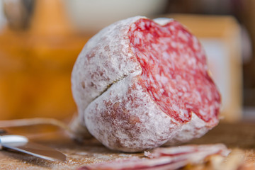 Pause mit Brotzeit in der Küche. Salami, Nüsse, Brot.