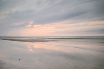 Fototapeta na wymiar Entspannter Blick aufs Meer. Pastellfarben und Sonnenuntergang. Entschleunigung.