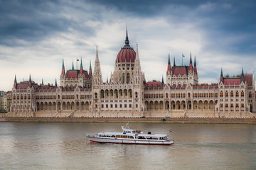 Obraz premium view of the magnificent building of the Hungarian Parliament