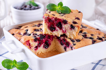 Sponge pie with berries