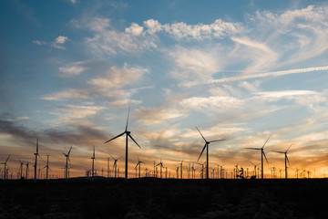 Obraz premium wind turbines at sunset in Mojave Desert, California 