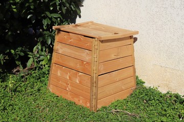 Composteur en bois posé sur l'herbe pour la fabrication de compost